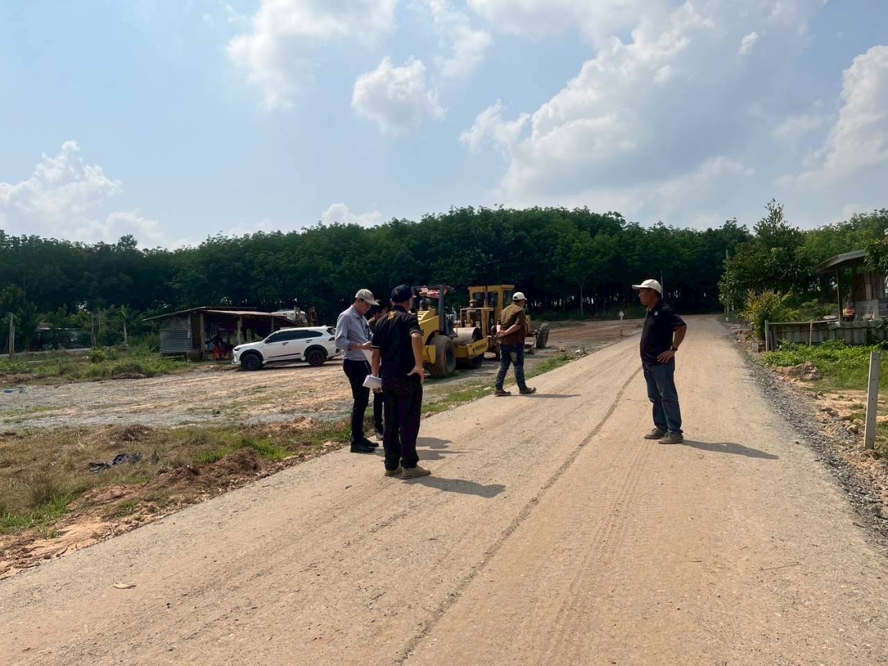 title - วันที่ 17 มีนาคม 2569 นายวิทูล ประดิษฐบุญ ปฏิรูปที่ดินจังหวัดปราจีนบุรี  มอบหมายให้ นายเชวงศักดิ์ อะปะมาตร ผู้อำนวยการกลุ่มงานช่างและแผนที่  นางรักษ์หทัยรัตน์ เมทนีกรชัย หัวหน้าฝ่ายบริหาร และเจ้าหน้าที่ ส.ป.ก.ปราจีนบุรี ลงพื้นที่ตรวจรับงานก่อสร้างถนนสายซอยในแปลงเกษตรกรรม ในเขตปฏิรูปที่ดิน ให้แก่เกษตรกรผู้ไร้ที่ดินทำกิน